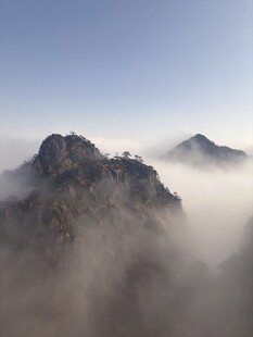 云雾缭绕的壮丽山峰