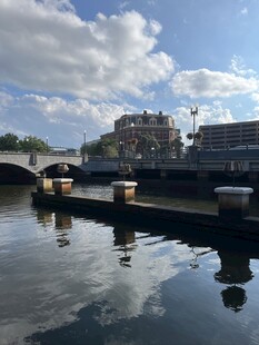 塞纳河畔码头风景