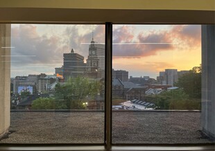 窗边远眺城市黄昏美景