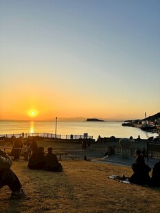 夕阳下沙滩上的休闲人群