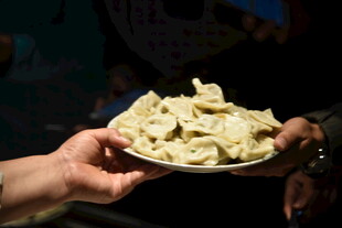 传递饺子的温馨瞬间