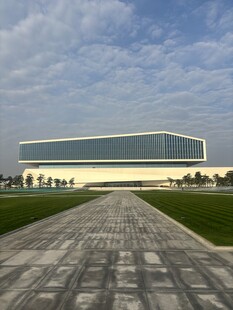 宽阔广场旁的宏伟建筑