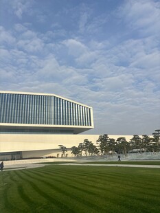 现代建筑旁的开阔绿地