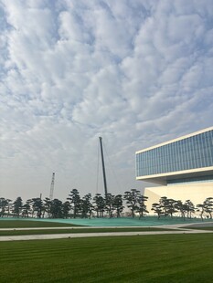 现代建筑与开阔草坪景观