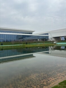 现代建筑旁的平静水面