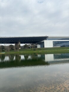 工厂旁的静谧水面景观