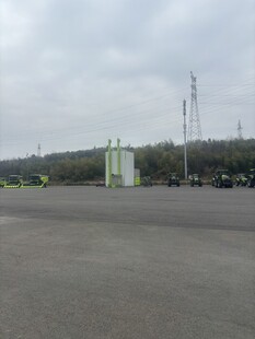 空旷场地与远处设施