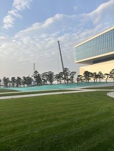 城市绿地旁的现代建筑景观