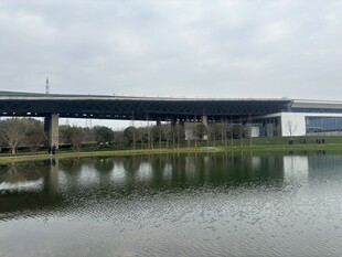 湖畔高架桥风景