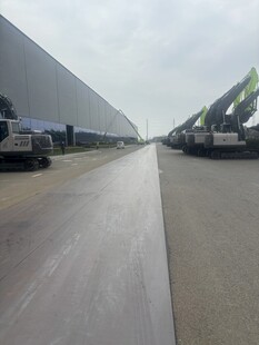 工厂外的停放车辆场景