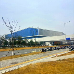 蓝顶厂房外的停车场景