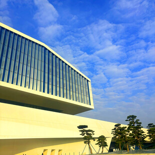 现代建筑与蓝天绿树景观