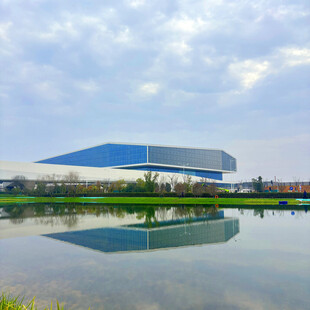 湖畔蓝顶建筑的静谧倒影