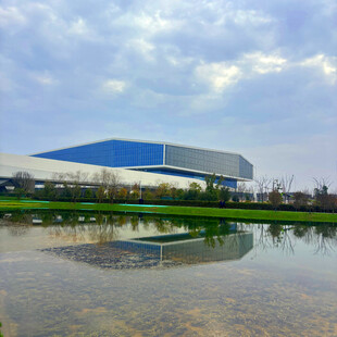 现代建筑倒映于平静水面