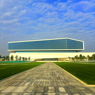 现代建筑前的开阔砖石道路