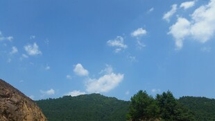 蓝天白云下的青山绿树