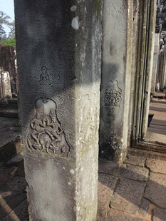 古老石柱上的精美雕刻