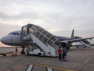 越南飞机乘客通过登机梯登机