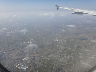 机窗外的城市景观