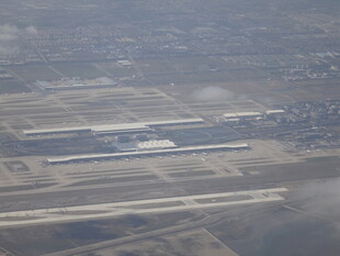 俯瞰机场跑道与建筑