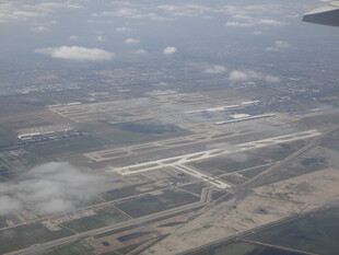 高空俯瞰机场跑道及周边