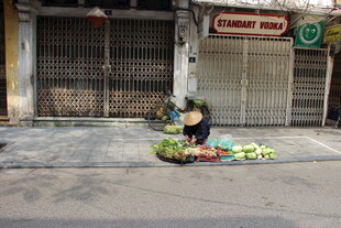 街头卖水果的摊贩