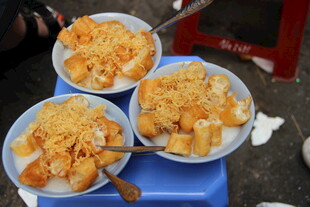 美味油炸小吃摆放在蓝凳上