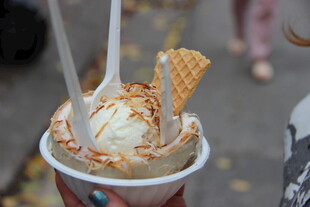 美味冰淇淋配香脆华夫