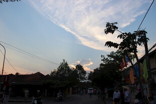 黄昏街头的热闹景象