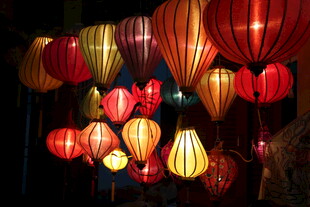 多彩灯笼悬挂营造温馨氛围