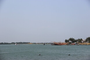 海滨风光 远处船只与岛屿