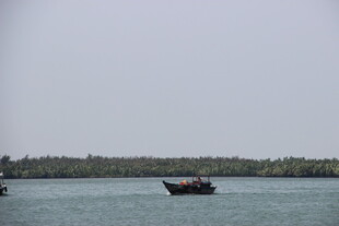 湖上小船悠然行