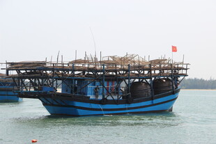 海上蓝色多层木质渔船