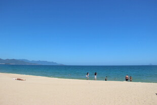 蓝天沙滩下的海边休闲场景