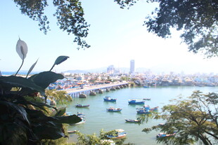 湖畔城市风光景致