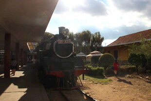 老式火车停在户外场景