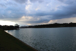 湖畔黄昏 云影倒映水面