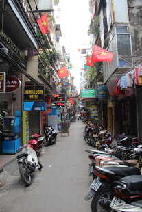 东南亚风情街道 摩托林立