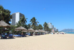 海滨沙滩度假休闲场景