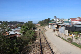 乡村铁轨旁的民居景象