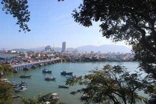 越南湖畔城市风光 船只点缀