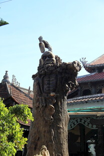 越南古建旁的精美雕刻石柱