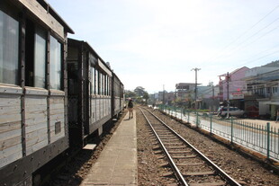 越南铁轨旁的老式列车