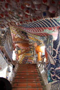 越南彩色瓷砖装饰的梦幻楼梯