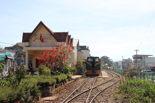 越南铁轨旁的多彩建筑与列车