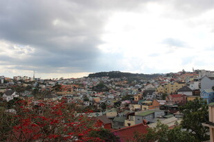 越南山城景致 多彩建筑映云天