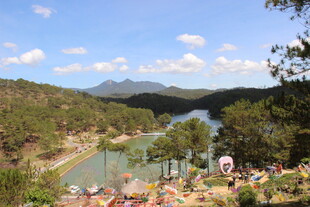 越南山间秀丽湖泊风景图