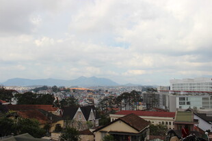 越南城市屋顶景观与远处山峦