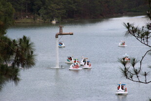 越南湖上泛舟享悠闲时光