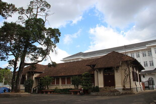 越南传统风格建筑与绿树蓝天